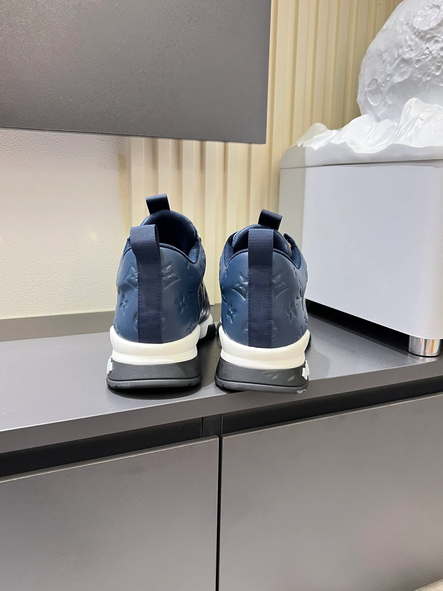 p520 "LOUI* VUITTO*" popular men's casual shoes, genuine development in Italy💯purchasing level quality✔️The upper is made of first-layer cowhide, comfortable and soft sheepskin feet⚡️Fashionable and versatile, the toe last shape is firm and full, and the soles are made from original LV molds and can be freely entered and exited the counter. Light and comfortable on the feet~Purely handmade, details determine quality! Size:39-44!